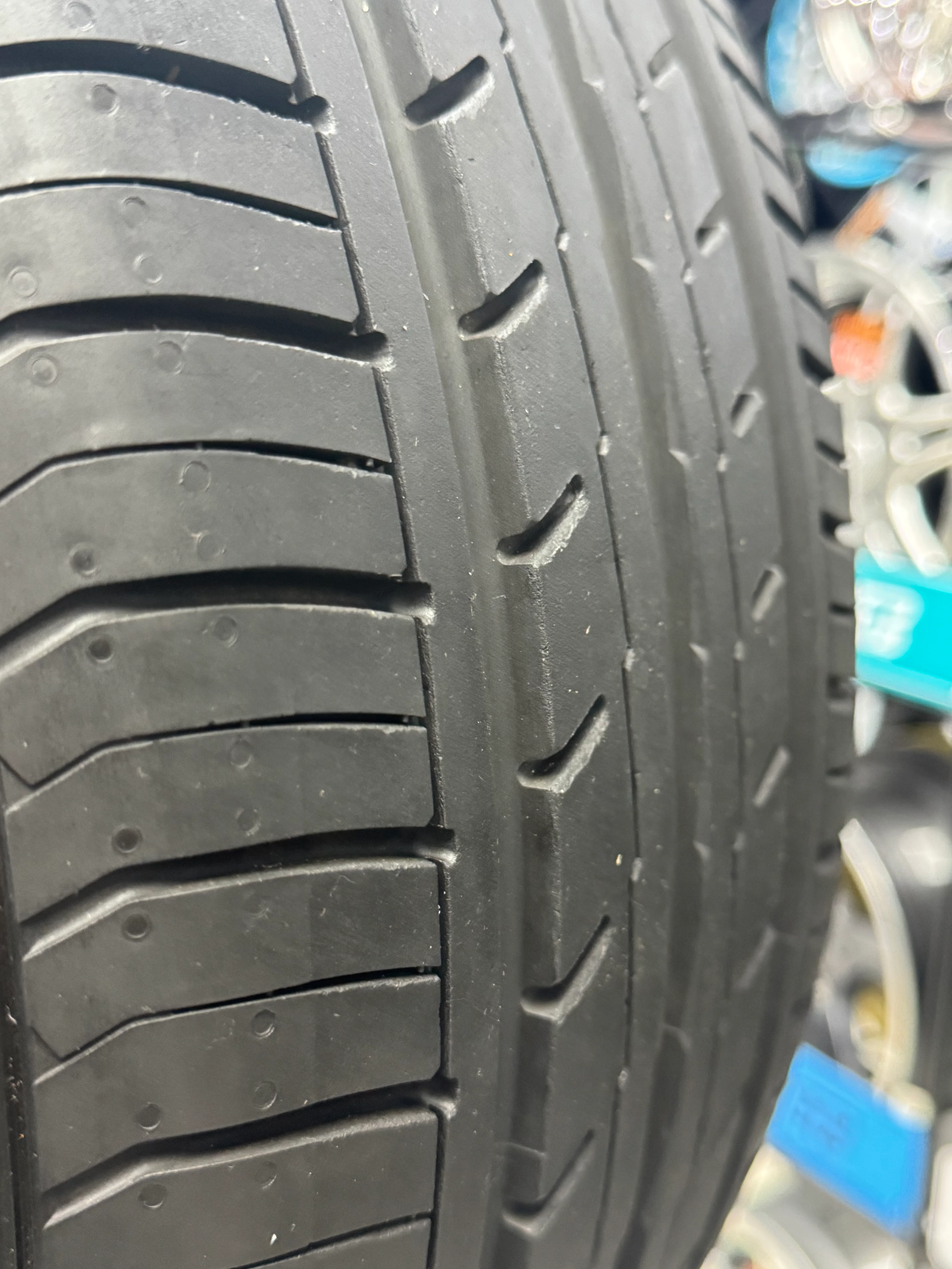 215/40/17 YOKOHAMA BLUEARTH TYRE ( used ) 80% life 6 mm tread - Image 4