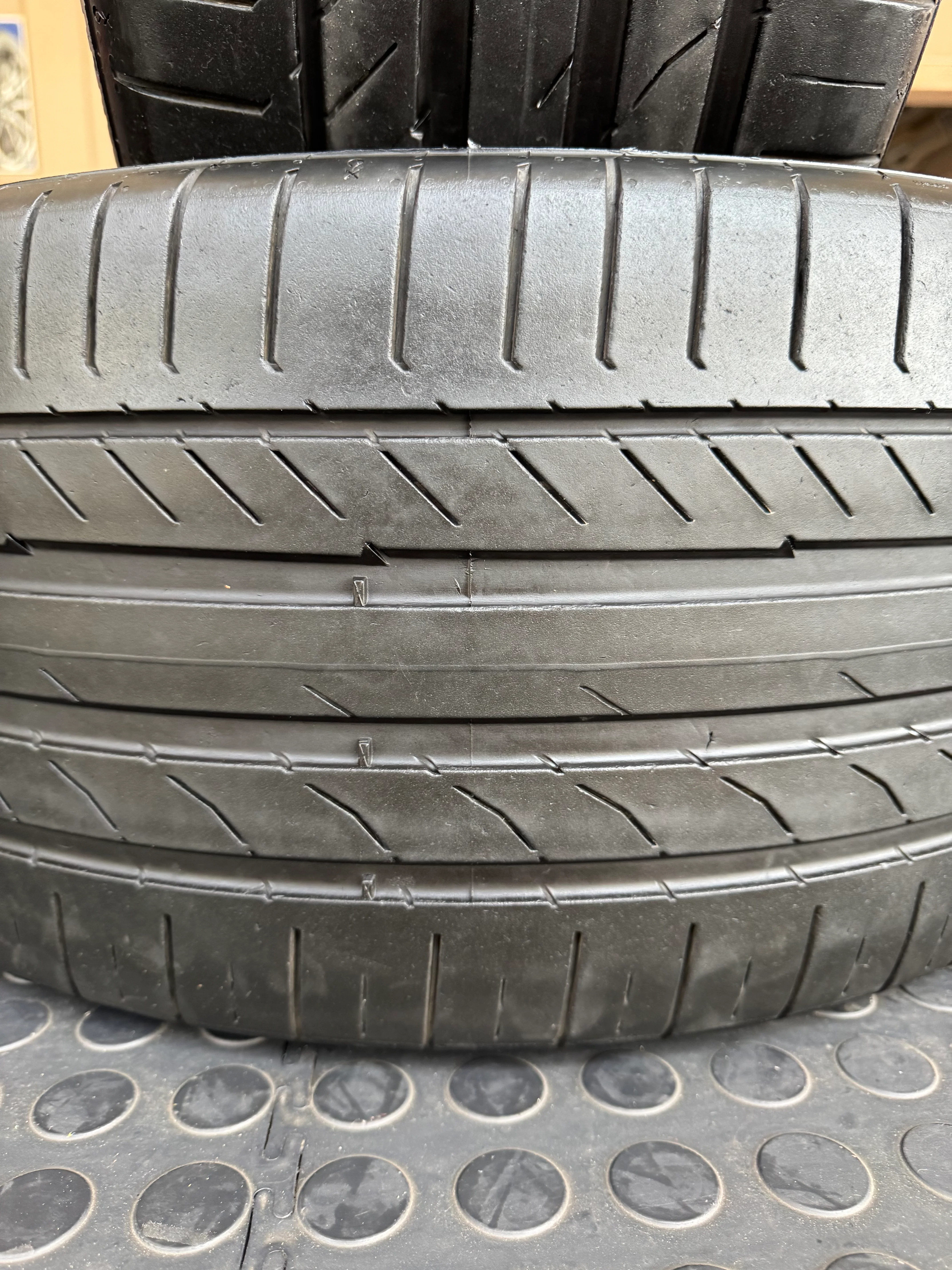 255/40/20 CONTINENTAL  SPORT CONTAC 5 TYRES  (USED) 50% TREAD sold each - Image 4