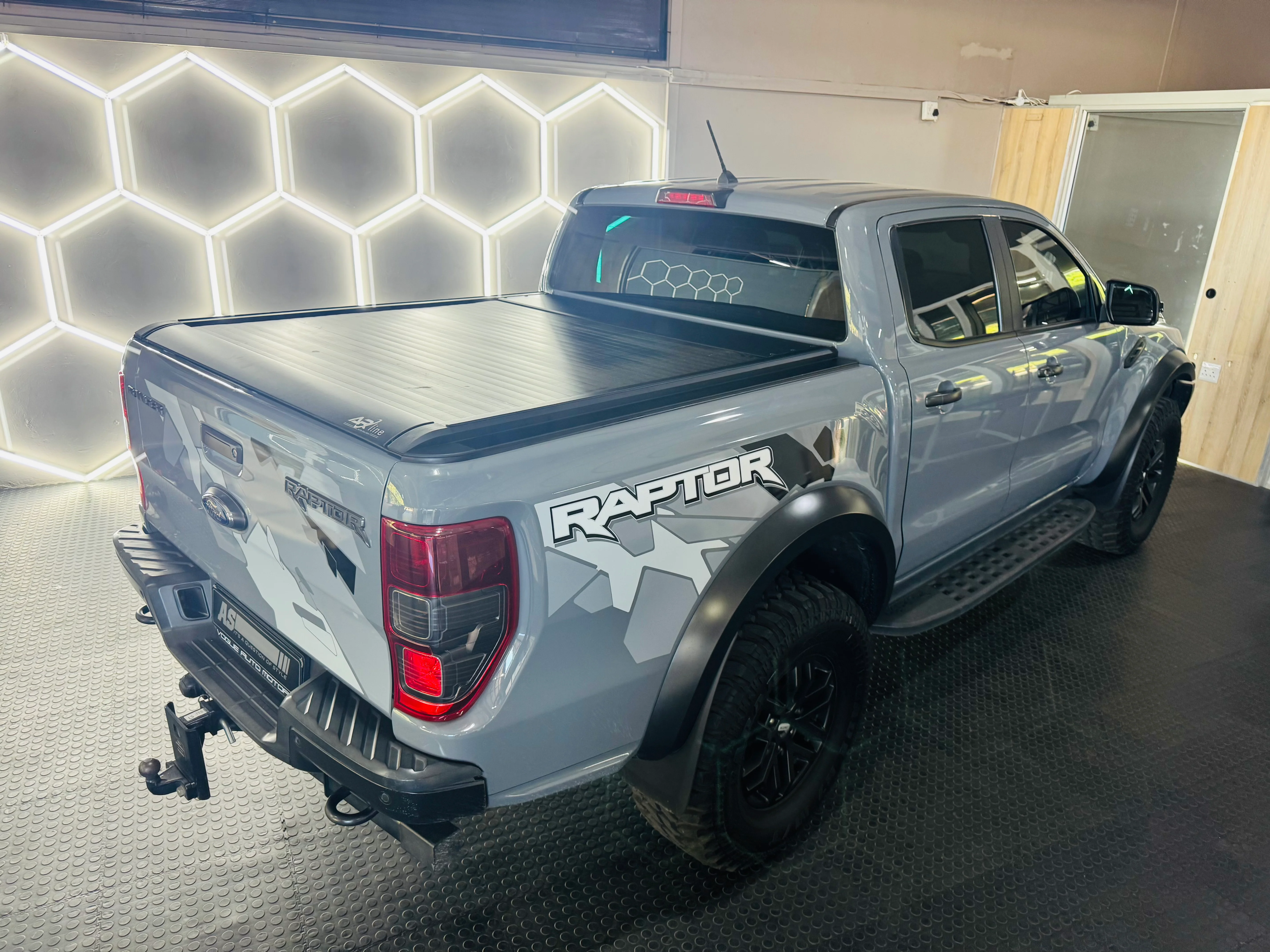 AR-Line electric roller shutter for Ford Ranger / Raptor DISPLAY UNIT ( BASICALLY  NEW ) save R15000 - Image 3