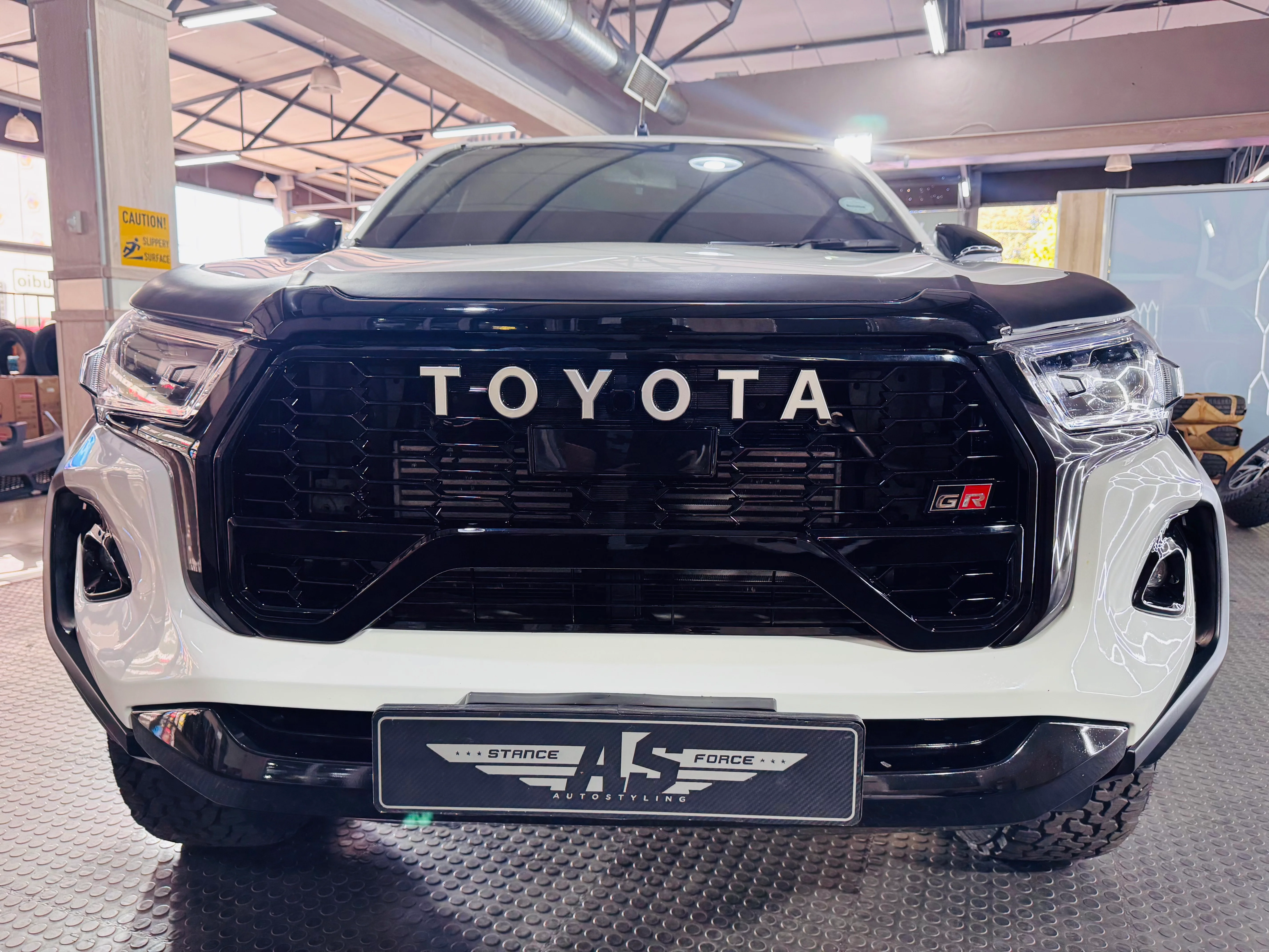 Bonnet guard HILUX 2016+ stick on Matt black - Image 9