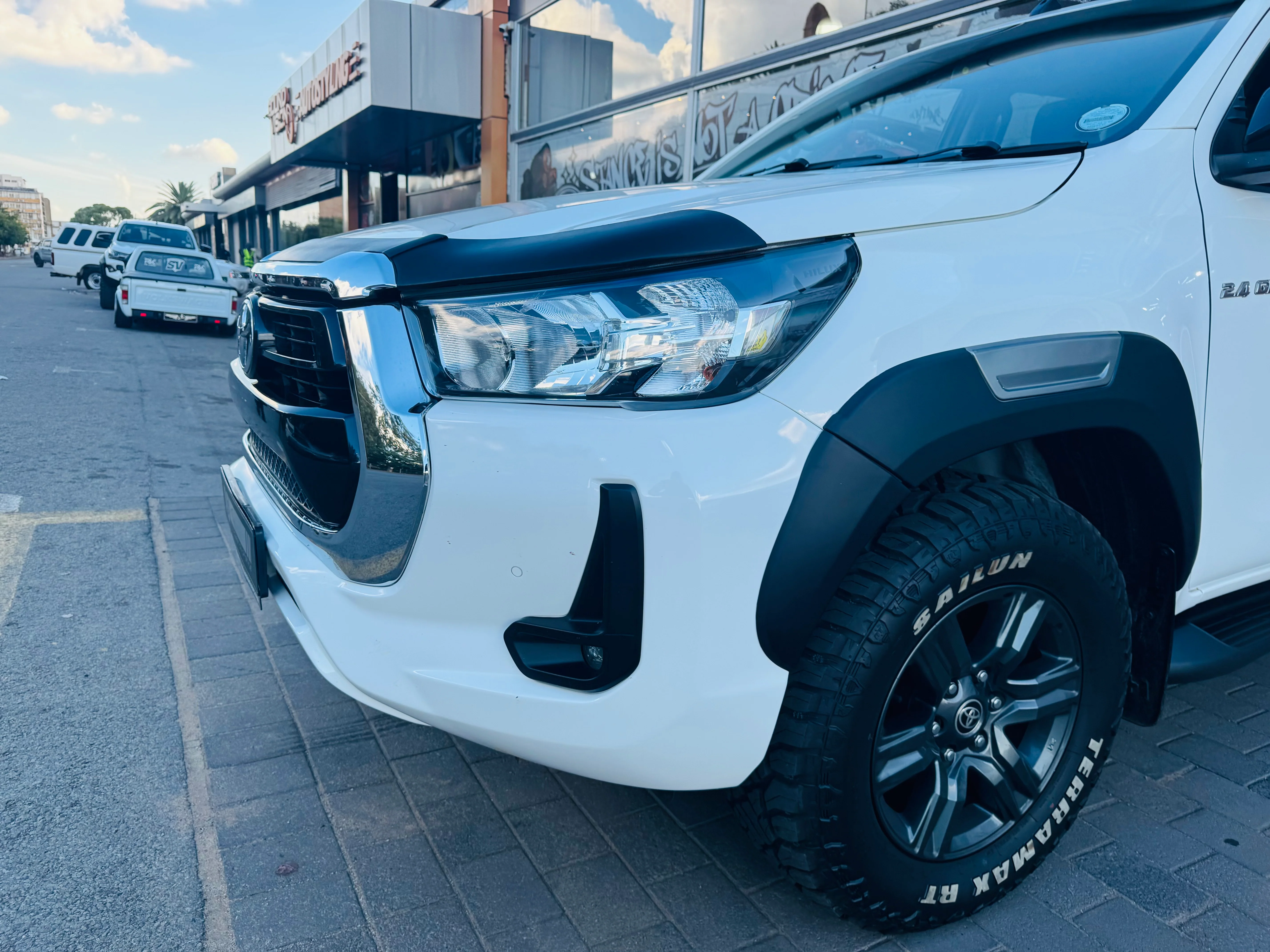 Bonnet guard HILUX 2021+ stick on Matt black - Image 5