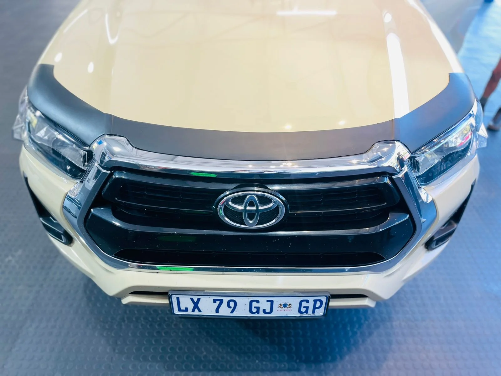 Bonnet guard HILUX 2021+ stick on Matt black - Image 6