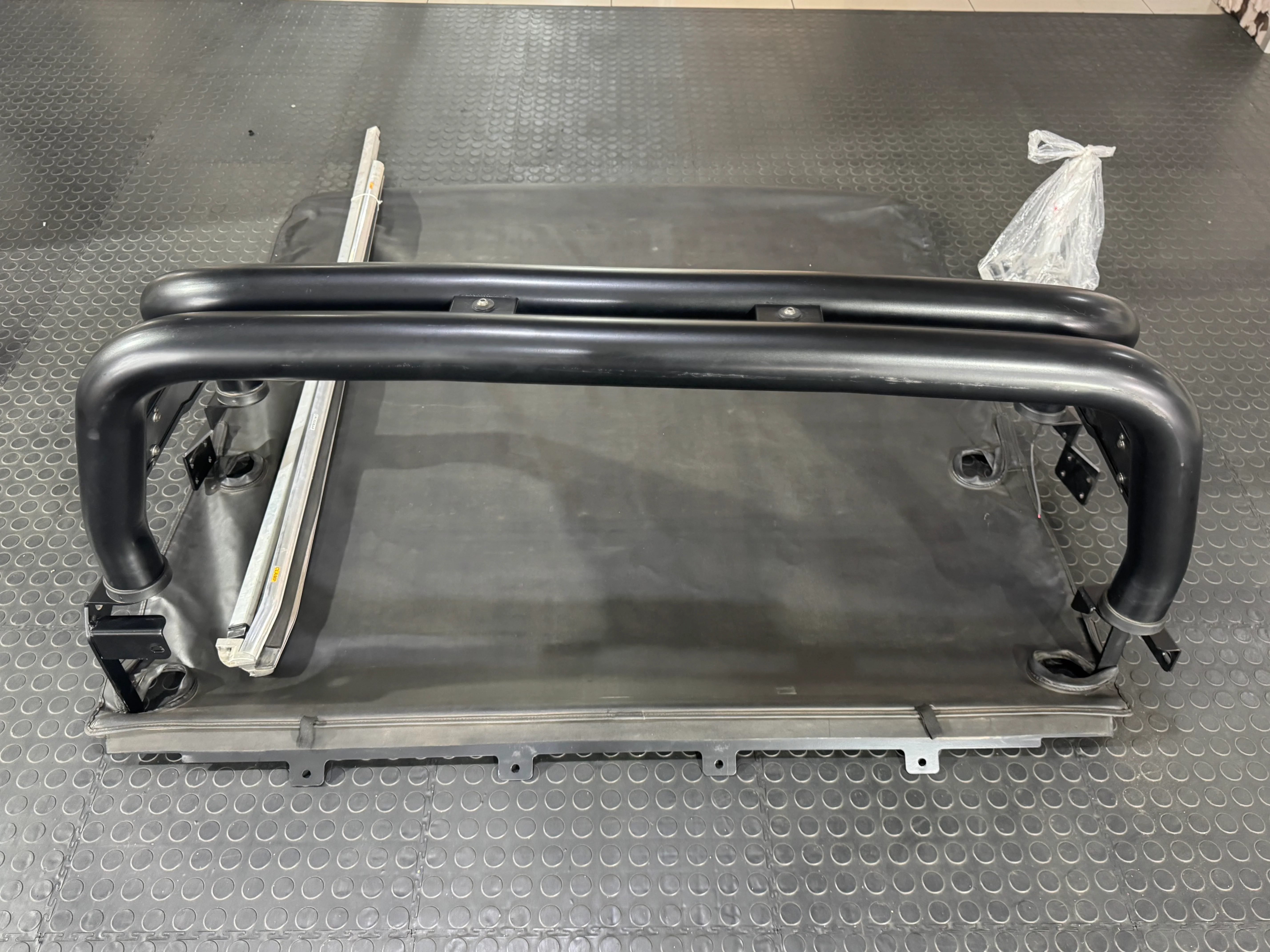 NISSAN NAVARA 2021+ OEM ROLL BAR & TONNEAU COVER PREOWNED - Image 3