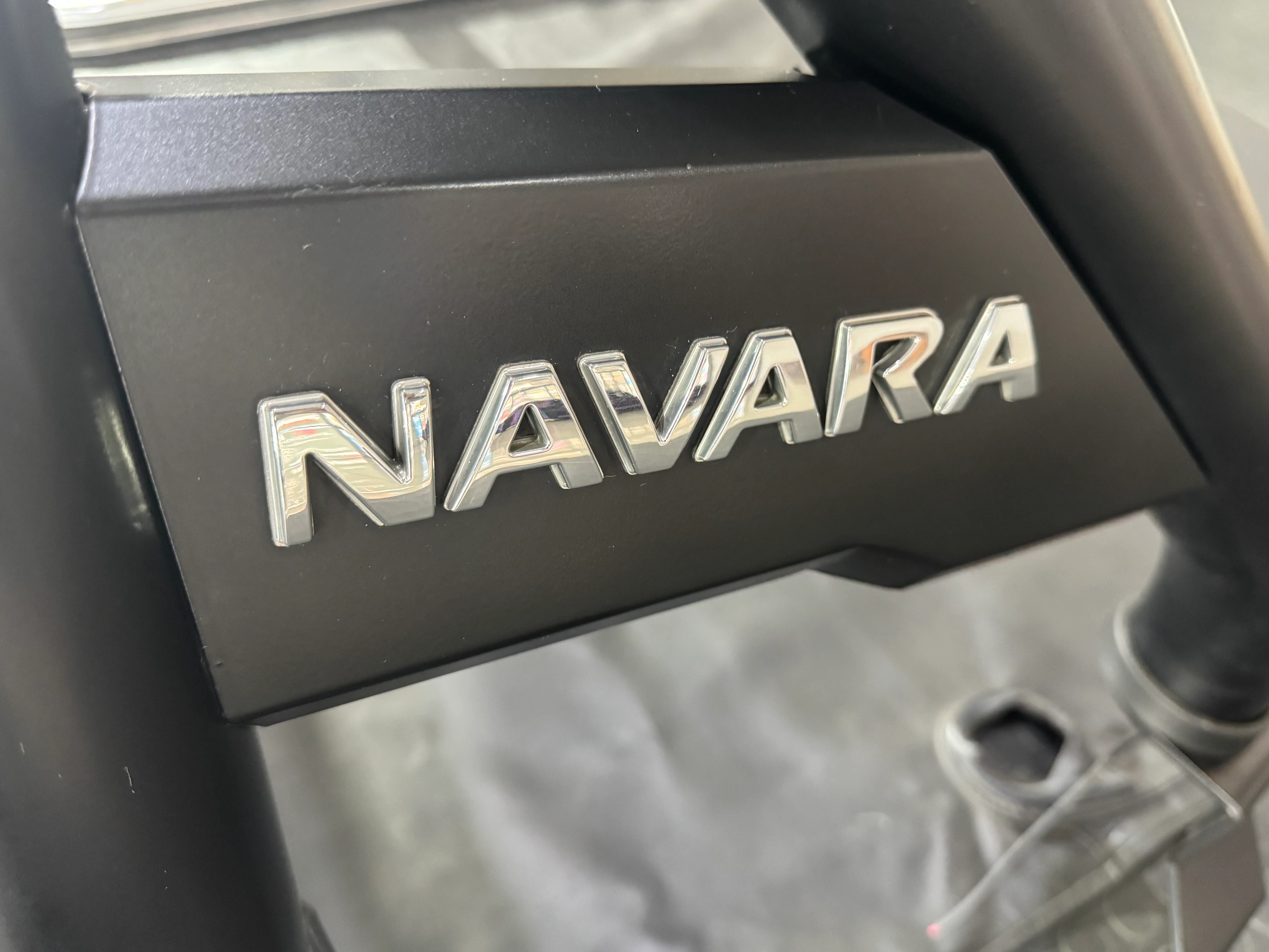 NISSAN NAVARA 2021+ OEM ROLL BAR & TONNEAU COVER PREOWNED - Image 7