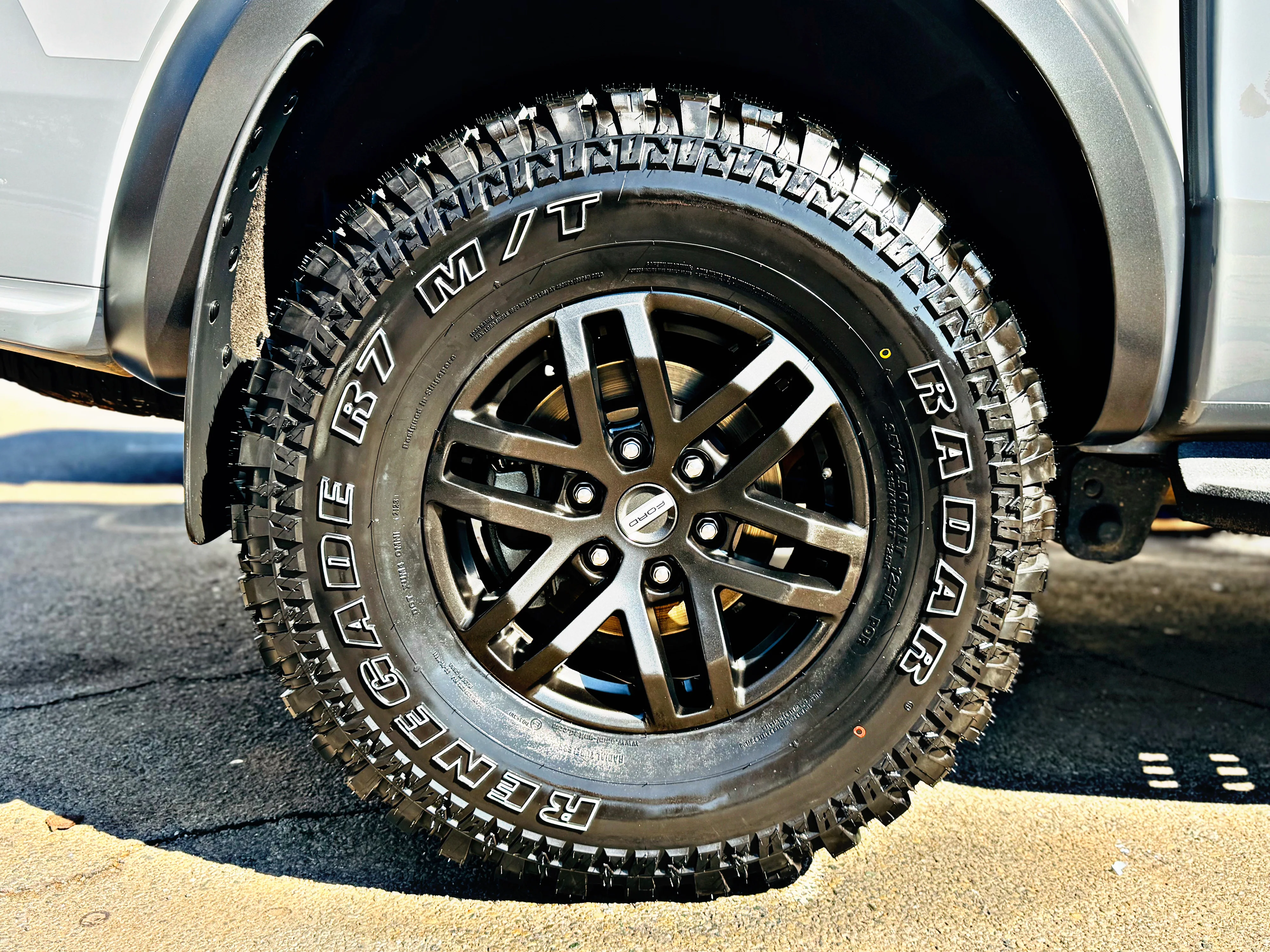 RADAR RENEGADE R7 35x12.5 R17 WHITE LETTERS - Image 4