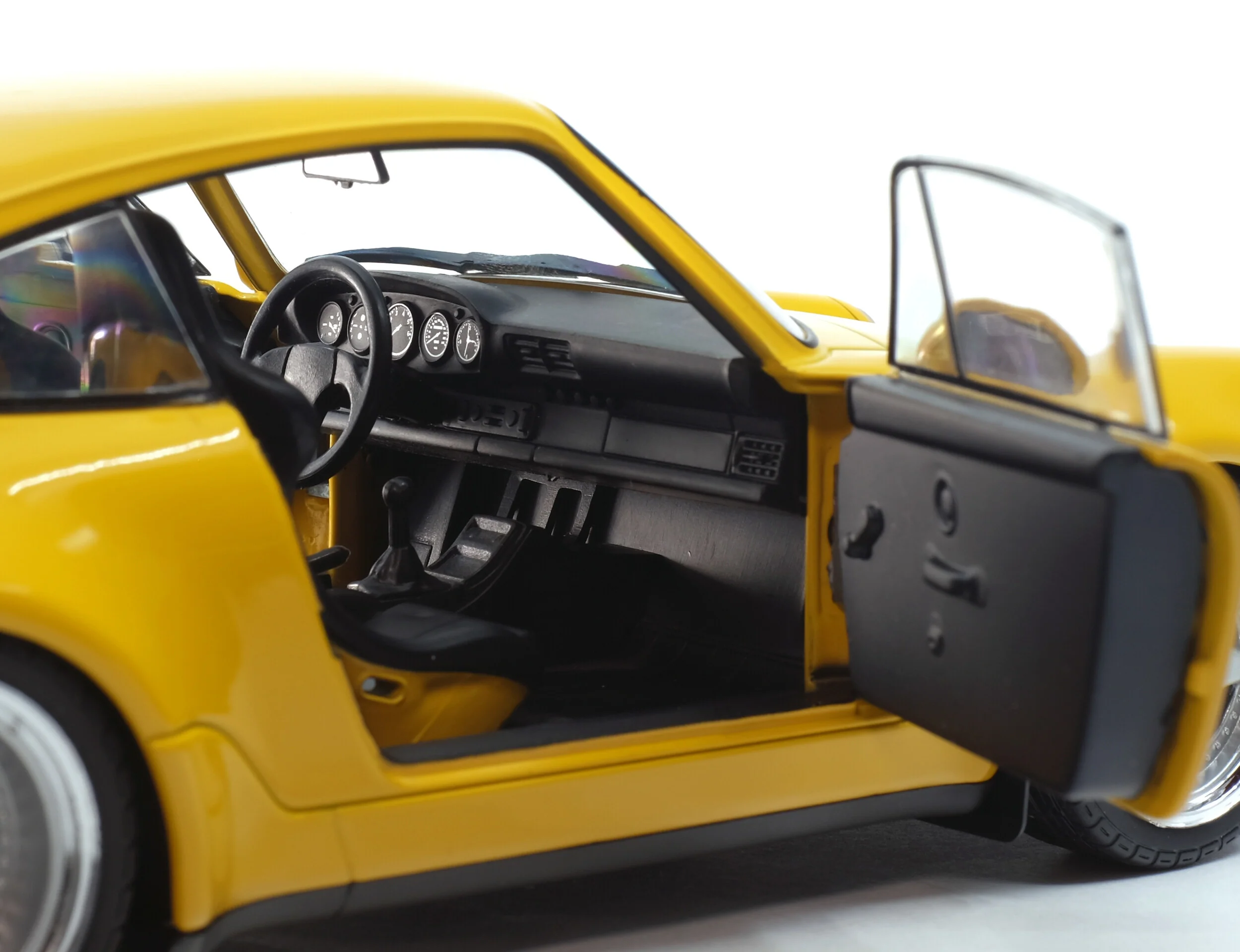 SOLIDO 1:18 SCALE MODEL CAR PORSCHE 911/964 RS3.8 1990 - Image 2