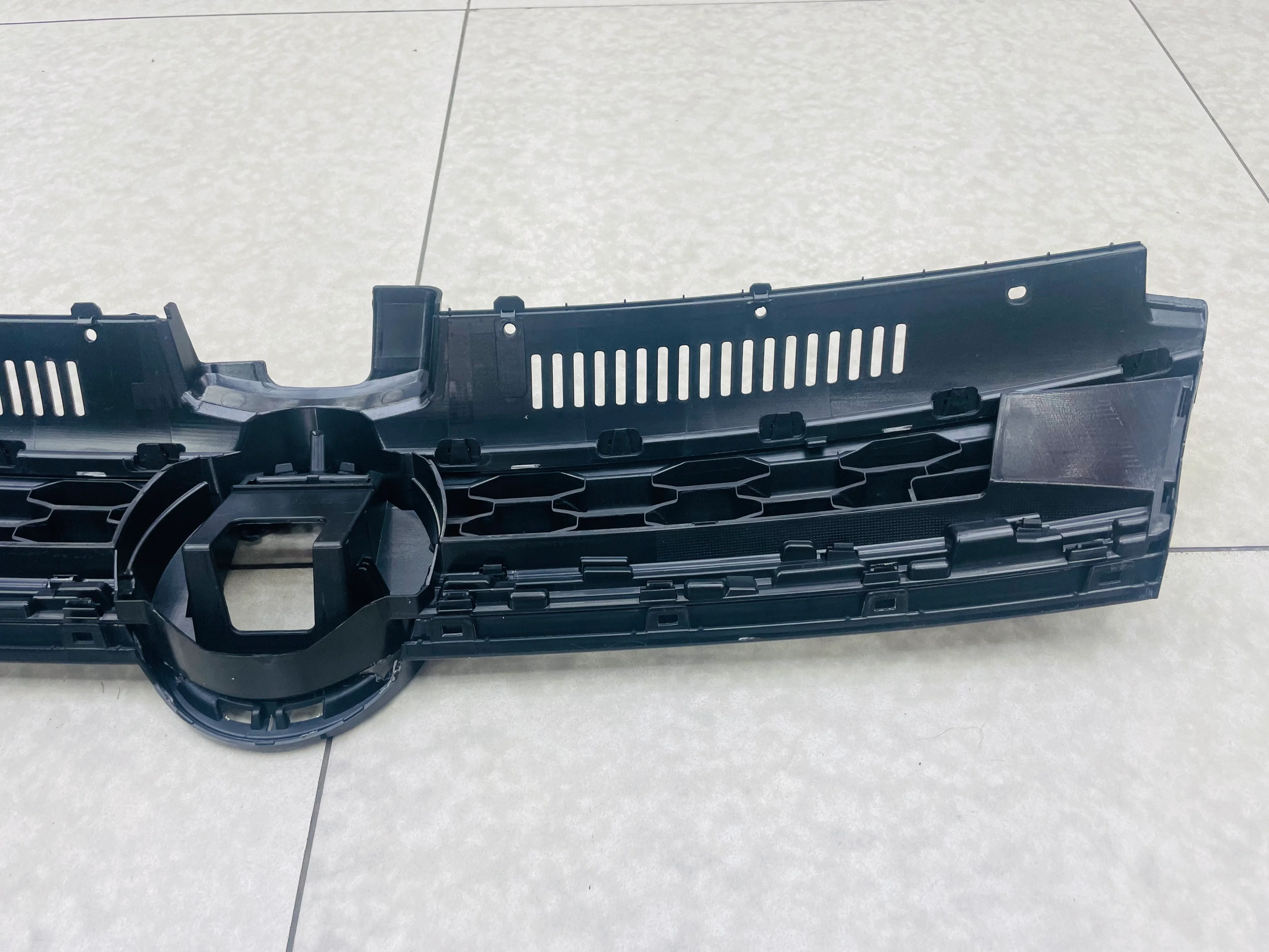VW GOLF MK7 GTI PREOWNED GRILL BLK STRIP - Image 6